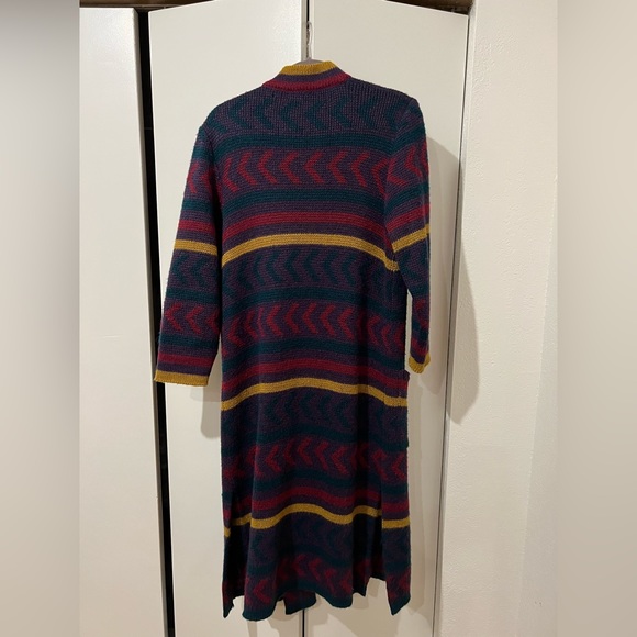 Ankle dusting sweater with great closure details and knit pattern - Picture 3 of 4